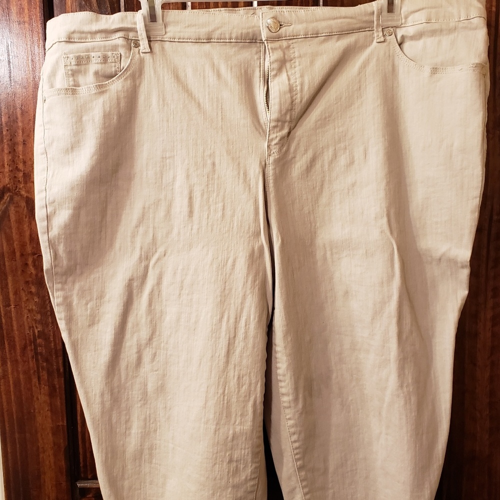 Khaki Capris with embellished back pockets 24w